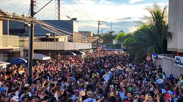 FOTOS: Multidão toma ruas do Tucumã com bloco Vai Quem Quer no Carnaval de Rio Branco