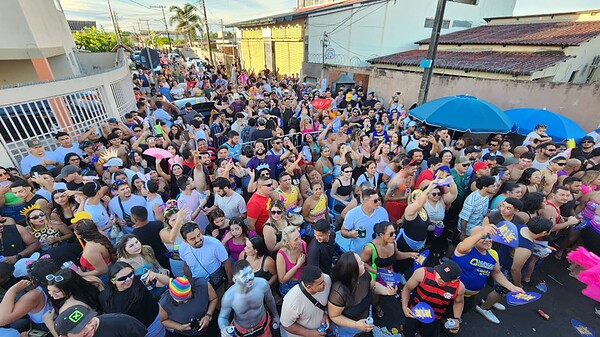 FOTOS: Multidão toma ruas do Tucumã com bloco Vai Quem Quer no Carnaval de Rio Branco