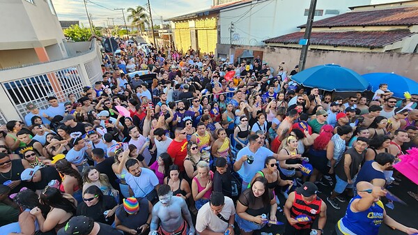 FOTOS: Multidão toma ruas do Tucumã com bloco Vai Quem Quer no Carnaval de Rio Branco