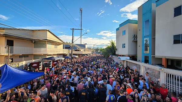 FOTOS: Multidão toma ruas do Tucumã com bloco Vai Quem Quer no Carnaval de Rio Branco