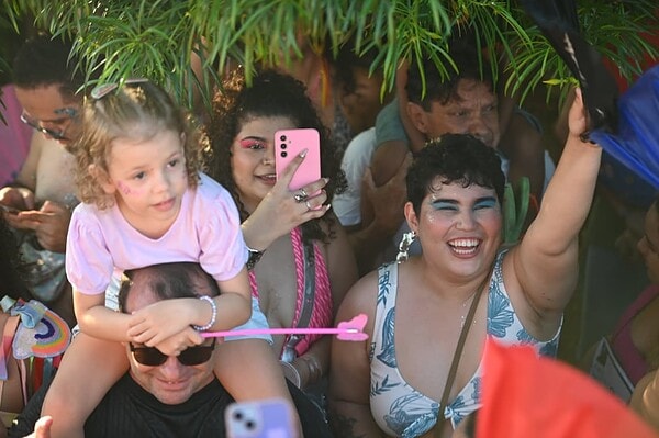 FOTOS: Multidão toma ruas do Tucumã com bloco Vai Quem Quer no Carnaval de Rio Branco