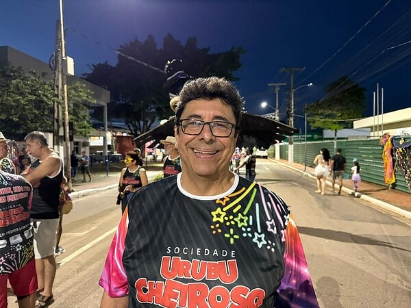 FOTOS: Bloco Urubu Cheiroso arrasta multidão e celebra reencontro de gerações na avenida 8 FOTOS: Bloco Urubu Cheiroso arrasta multidão e celebra reencontro de gerações na avenida
