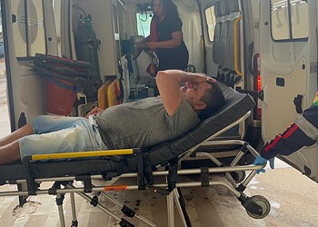 Motorista de aplicativo é espancado por cinco criminosos durante tentativa de assalto em Rio Branco