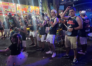VÍDEO: Bloco Urubu Cheiroso celebra aniversário de integrante em pleno desfile