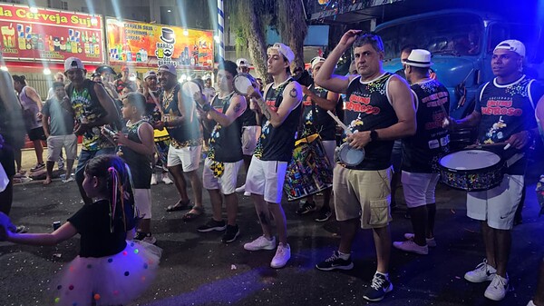 VÍDEO: Bloco Urubu Cheiroso celebra aniversário de integrante em pleno desfile