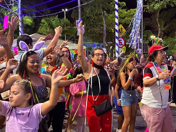 FOTOS: Bloco Urubu Cheiroso arrasta multidão e celebra reencontro de gerações na avenida 7 FOTOS: Bloco Urubu Cheiroso arrasta multidão e celebra reencontro de gerações na avenida