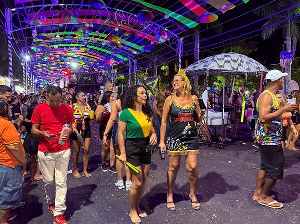 FOTOS: Bloco Urubu Cheiroso arrasta multidão e celebra reencontro de gerações na avenida 6 FOTOS: Bloco Urubu Cheiroso arrasta multidão e celebra reencontro de gerações na avenida