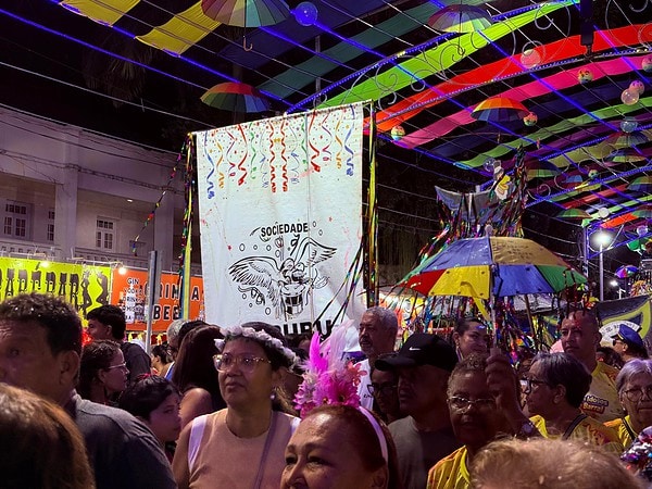 FOTOS: Bloco Urubu Cheiroso arrasta multidão e celebra reencontro de gerações na avenida 5 FOTOS: Bloco Urubu Cheiroso arrasta multidão e celebra reencontro de gerações na avenida