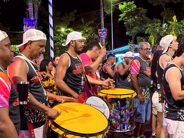 FOTOS: Bloco Urubu Cheiroso arrasta multidão e celebra reencontro de gerações na avenida 2 FOTOS: Bloco Urubu Cheiroso arrasta multidão e celebra reencontro de gerações na avenida