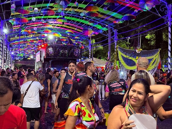 FOTOS: Bloco Urubu Cheiroso arrasta multidão e celebra reencontro de gerações na avenida 1 FOTOS: Bloco Urubu Cheiroso arrasta multidão e celebra reencontro de gerações na avenida