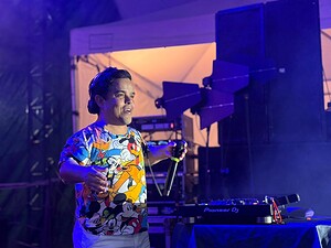 Atração nacional, DJ Pedrinho assume o comando e agita foliões na Praça da Revolução