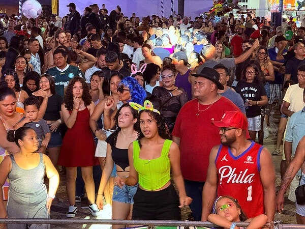 Do Tucumã ao Centro: foliões festejam domingo de Carnaval em Rio Branco