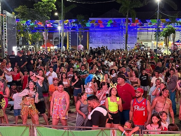 Do Tucumã ao Centro: foliões festejam domingo de Carnaval em Rio Branco
