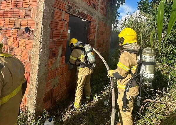Queima de entulho provoca incêndio e fogo quase atinge casa de madeira no Acre