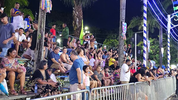Foliões já ocupam arquibancadas na Praça da Revolução para desfile de blocos do Carnaval 2026