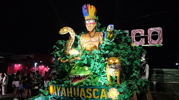Espiritualidade e samba: Unidos do Fuxico abre o desfile dos blocos com o enredo “Daime Luz”