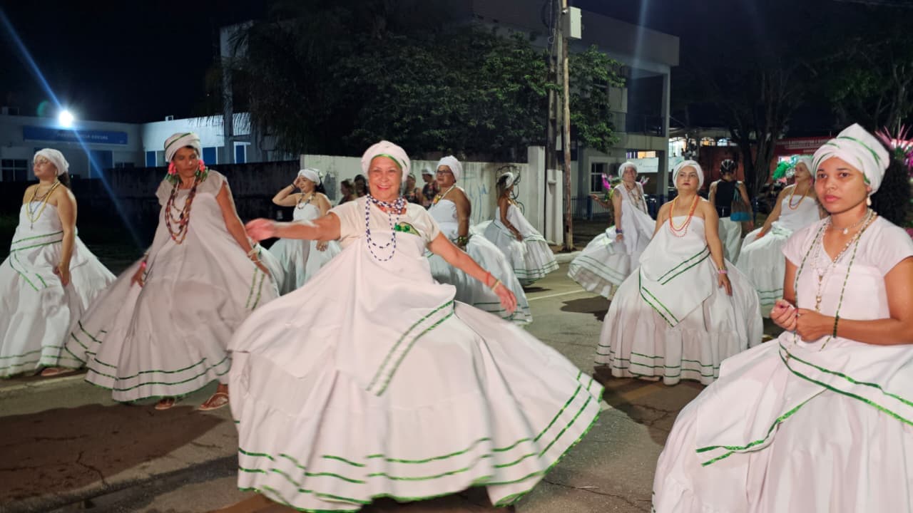 Espiritualidade e samba: Unidos do Fuxico abre o desfile dos blocos com o enredo “Daime Luz”