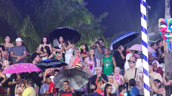 Chuva não afasta foliões e desfile dos blocos segue na Praça da Revolução em Rio Branco