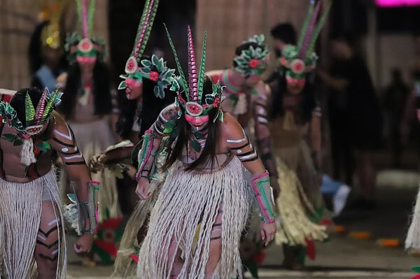 Espiritualidade e samba: Unidos do Fuxico abre o desfile dos blocos com o enredo “Daime Luz”