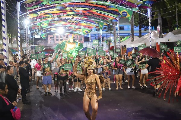 Espiritualidade e samba: Unidos do Fuxico abre o desfile dos blocos com o enredo “Daime Luz”