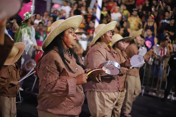 Espiritualidade e samba: Unidos do Fuxico abre o desfile dos blocos com o enredo “Daime Luz”