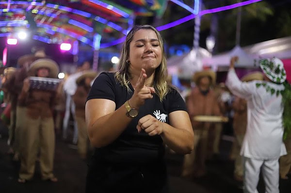 Espiritualidade e samba: Unidos do Fuxico abre o desfile dos blocos com o enredo “Daime Luz”