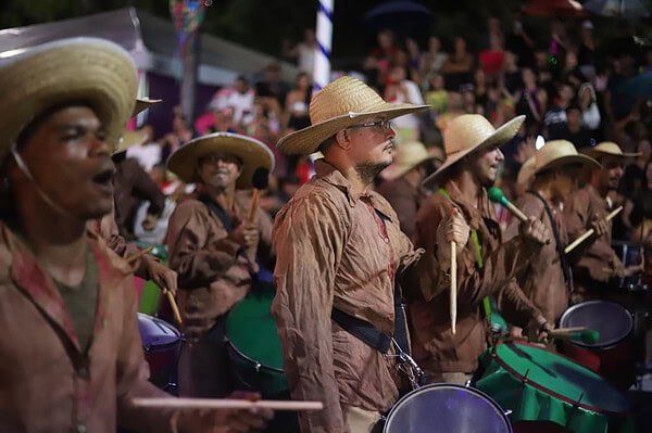 Espiritualidade e samba: Unidos do Fuxico abre o desfile dos blocos com o enredo “Daime Luz”