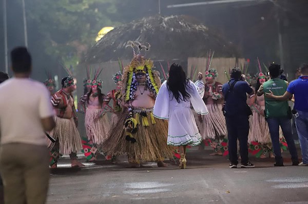 Espiritualidade e samba: Unidos do Fuxico abre o desfile dos blocos com o enredo “Daime Luz”