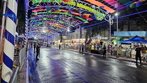 Chuva forte interrompe desfile e leva blocos à reunião emergencial do Carnaval em Rio Branco
