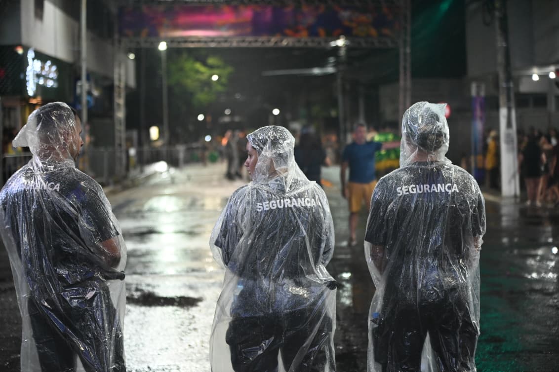 URGENTE! Desfile dos blocos do Carnaval 2026 em Rio Branco é adiado após chuva forte
