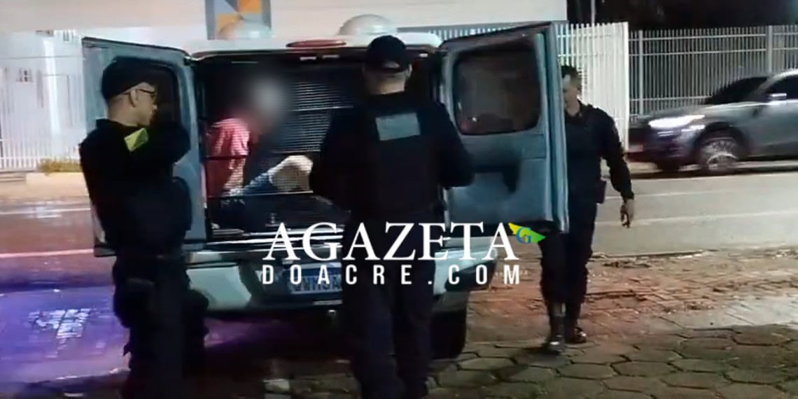 Homem é preso e adolescente apreendido após PM encontrar armas e drogas na Cidade do Povo 1 Homem é preso e adolescente apreendido após PM encontrar armas e drogas na Cidade do Povo