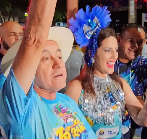 Bocalom abre cronômetro e Sambase inicia desfile na Avenida Getúlio Vargas