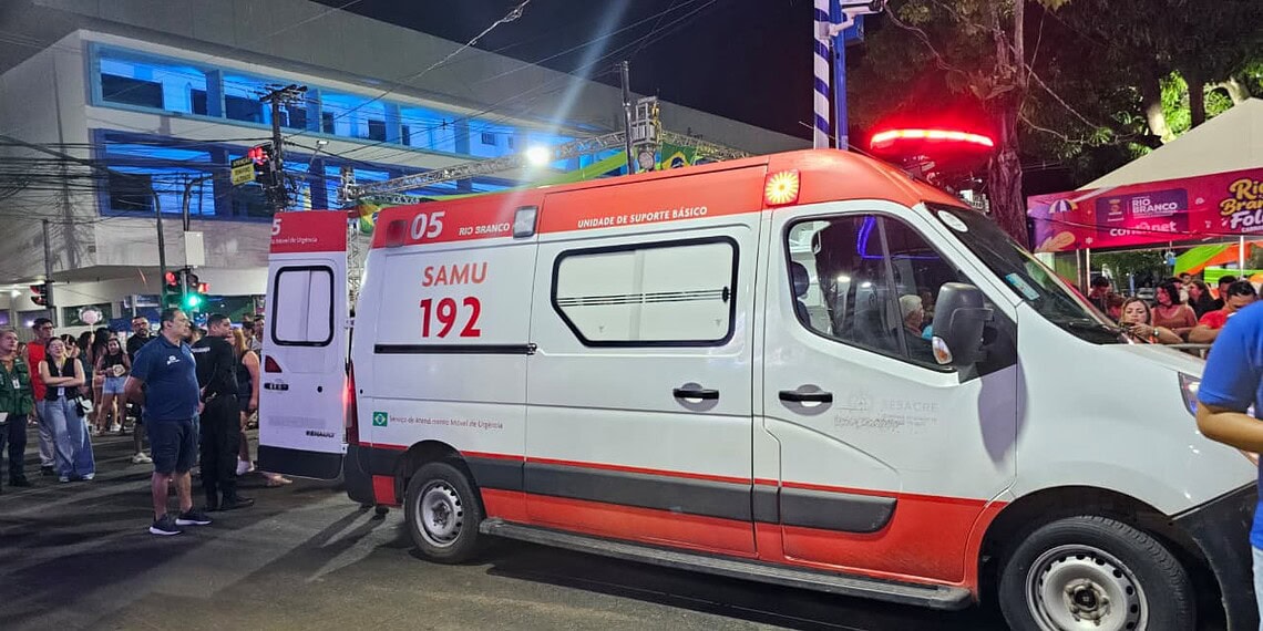Folião passa mal durante intervalo de desfiles e é socorrido pelo Samu em Rio Branco