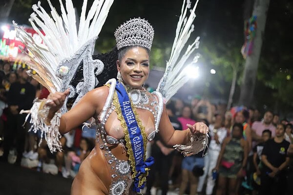 FOTOS: Atual campeão, 6 é D+ entra na avenida em busca do heptacampeonato