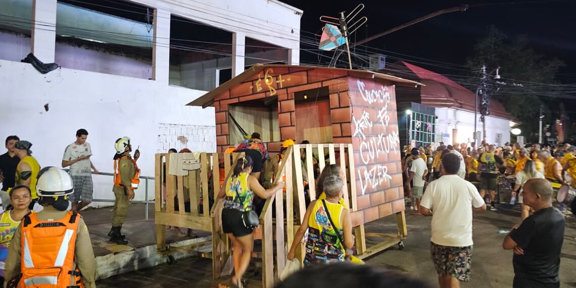 Integrante do bloco 6 é D+ passa mal após desfile e é socorrida pelo Samu 1 Integrante do bloco 6 é D+ passa mal após desfile e é socorrida pelo Samu