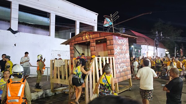 Integrante do bloco 6 é D+ passa mal após desfile e é socorrida pelo Samu