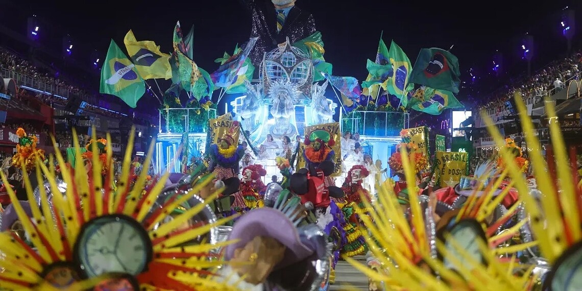RJ - CARNAVAL 2026/RIO/GRUPO ESPECIAL/ACADÊMICOS DE NITERÓI - GERAL - A escola de samba Acadêmicos de Niterói abre os desfiles do Grupo Especial do Carnaval do Rio de Janeiro 2026 com enredo sobre o presidente Luiz Inácio Lula da Silva, "Do alto do Mulungu surge a esperança: Lula, o operário do Brasil", no sambódromo da Marquês de Sapucaí, no centro da capital fluminense, na noite deste domingo, 15. 15/02/2026 - Foto: PEDRO KIRILOS/ESTADÃO CONTEÚDO  • Reprodução