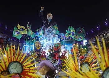 Escola que homenageou Lula é rebaixada do Grupo Especial do Rio de Janeiro 2 RJ - CARNAVAL 2026/RIO/GRUPO ESPECIAL/ACADÊMICOS DE NITERÓI - GERAL - A escola de samba Acadêmicos de Niterói abre os desfiles do Grupo Especial do Carnaval do Rio de Janeiro 2026 com enredo sobre o presidente Luiz Inácio Lula da Silva, "Do alto do Mulungu surge a esperança: Lula, o operário do Brasil", no sambódromo da Marquês de Sapucaí, no centro da capital fluminense, na noite deste domingo, 15. 15/02/2026 - Foto: PEDRO KIRILOS/ESTADÃO CONTEÚDO • Reprodução