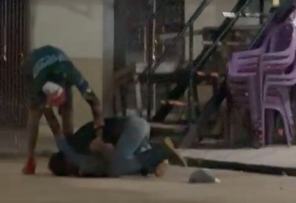 VÍDEO: Pai e filho brigam no meio da rua no Acre e ficam feridos; caso vai parar na polícia