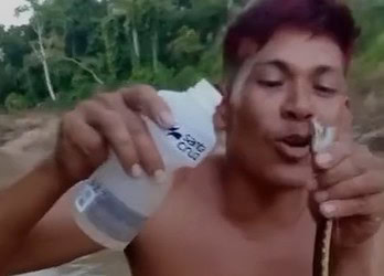 VÍDEO: Homem dá álcool a cobra, arranca cabeça com a boca e joga restos no rio no interior do Acre 2 Foto: Reprodução/ Internet