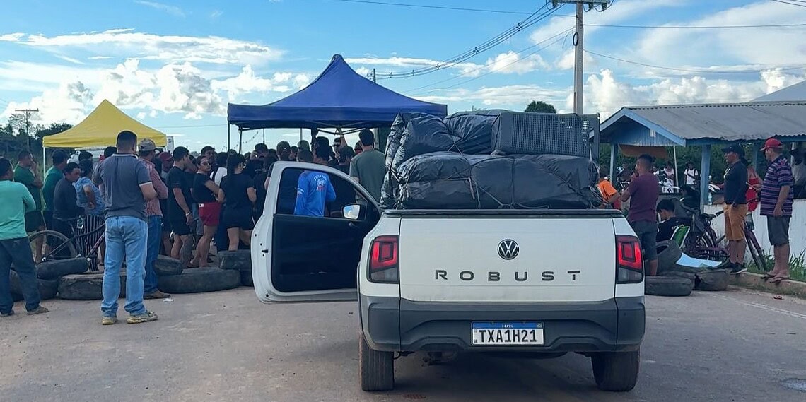 Moradores fecham BR-364 em Feijó e cobram conclusão do Hospital Geral