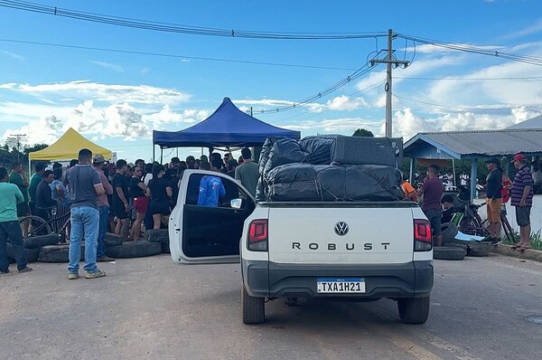 Moradores fecham BR-364 em Feijó e cobram conclusão do Hospital Geral