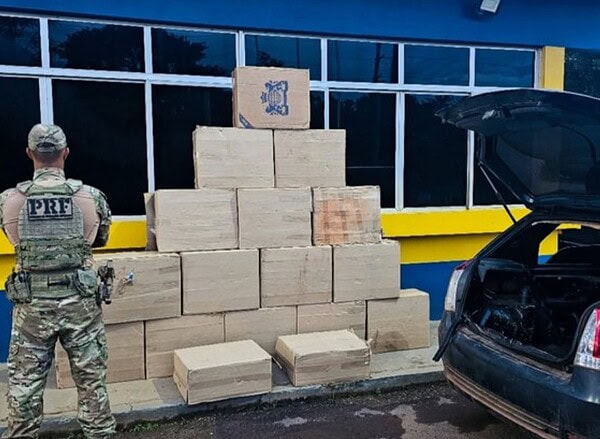 PRF apreende 7,5 mil maços de cigarros contrabandeados na BR-364, no Acre