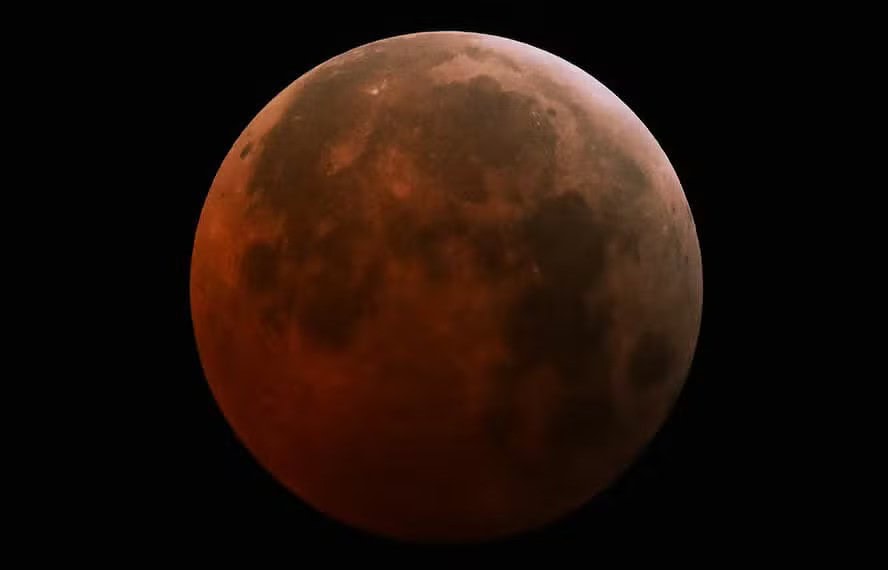 Lua de sangue vista em San Salvador, El Salvador, em 14 de março de 2025 — Foto: Marvin RECINOS / AFP