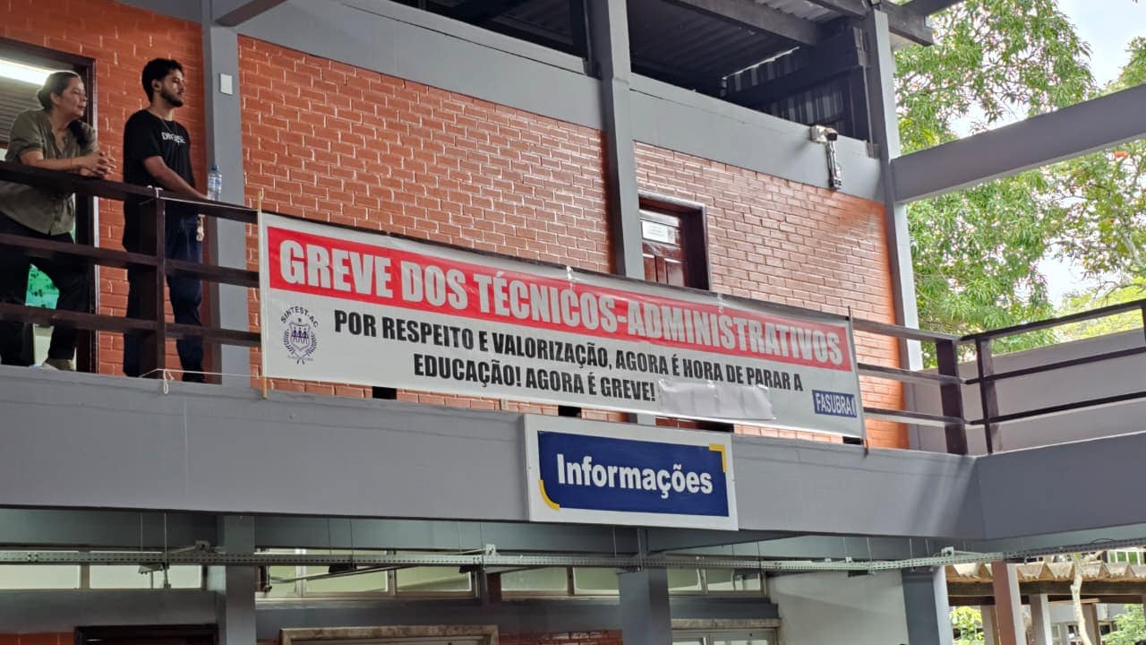 Técnicos da Ufac cobram cumprimento de acordo de greve durante mobilização na visita do ministro da Educação