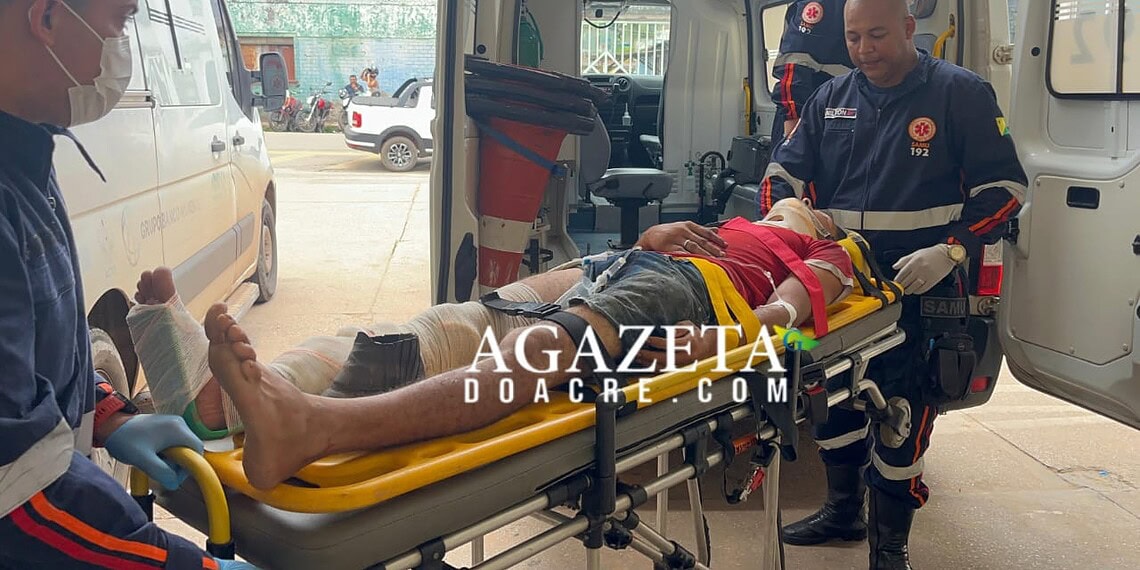 Jovem fica ferido após bater moto em caminhão em avenida de Rio Branco