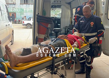 Jovem fica ferido após bater moto em caminhão em avenida de Rio Branco 1 Jovem fica ferido após bater moto em caminhão em avenida de Rio Branco