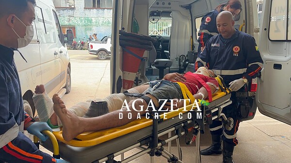 Jovem fica ferido após bater moto em caminhão em avenida de Rio Branco