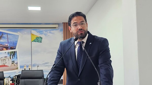 Atraso no salário de terceirizados foi causado por mudança no sistema financeiro, diz vereador