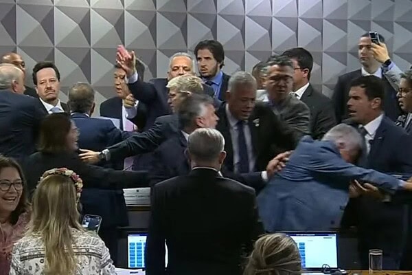 Deputado do PT dá tapa em parlamentar do Novo durante confusão na CPI do INSS e depois pede desculpas; VÍDEO